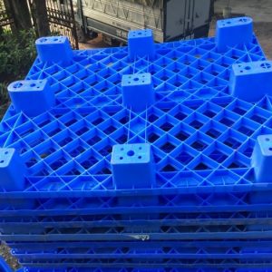 Pallet nhựa chân cốc