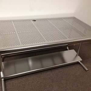 Bàn thao tác inox đột lỗ
